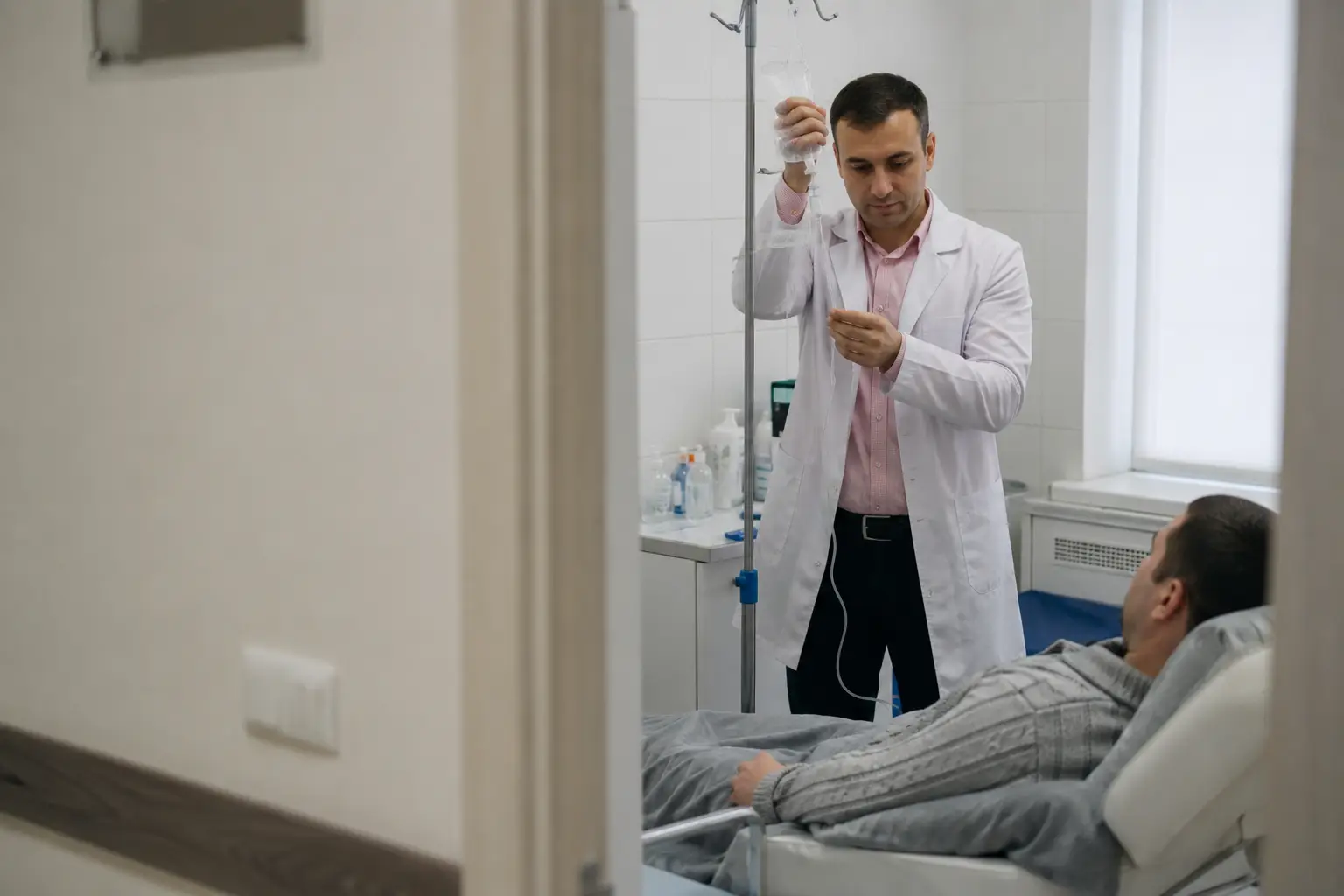 Специалист консультирует пациента по теме алкогольной зависимости